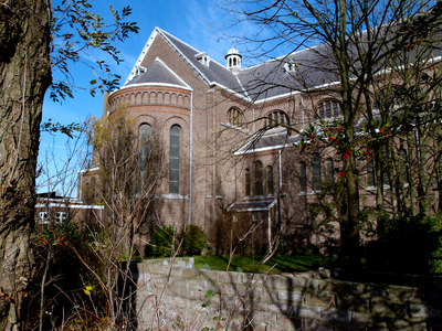 49572 De Rooms-katholieke kerk aan de Dokter Friesenstraat / Singel.De kerk is gebouwd in 1911 en op 24 dec. van dat ...