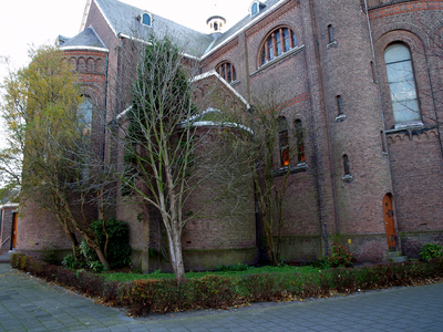 49575 De Rooms-katholieke kerk aan de Dokter Friesenstraat / Singel.De kerk is gebouwd in 1911 en op 24 dec. van dat ...