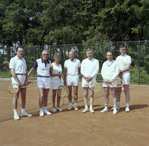 49584 Groepsfoto tennisclub 'De Schelde'.Van l. naar r.: ..v.d. Ameele, A. Bode, S. de Vries-v.d. Most, J. Parent, P. ...
