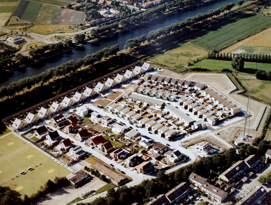 49605 Luchtfoto van Oost-Souburg. Nieuwe woningen ten westen van het Koopmansvoetpad ten noorden van de sportvelden. De ...
