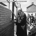 49685 Eerste steenlegging voor de Willem Lodewijk kleuterschool op reformatorische grondslag aan de Beatrixlaan