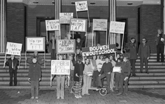 49755 Leerlingen van de Bouwen Ewoutschool houden een milieu aktie voor het stadhuis