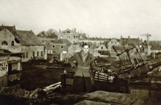49785 Tweede Wereldoorlog. C.M. Groot achter Duits afweergeschut op de Oranjedijk na de bevrijding
