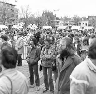 50148 Demonstratie op 10 mei 1984 voor het stadhuis op het Stadhuisplein tegen de wapenwedloop en plaatsing van ...