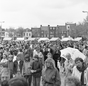 50149 Demonstratie op 10 mei 1984 voor het stadhuis op het Stadhuisplein tegen de wapenwedloop en plaatsing van ...