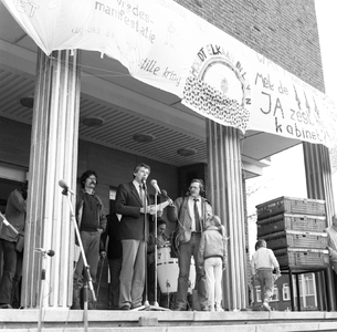 50150 Demonstratie op 10 mei 1984 voor het stadhuis op het Stadhuisplein tegen de wapenwedloop en plaatsing van ...