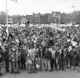 50151 Demonstratie op 10 mei 1984 voor het stadhuis op het Stadhuisplein tegen de wapenwedloop en plaatsing van ...