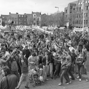 50152 Demonstratie op 10 mei 1984 voor het stadhuis op het Stadhuisplein tegen de wapenwedloop en plaatsing van ...