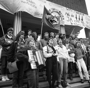 50155 Demonstratie op 10 mei 1984 voor het stadhuis op het Stadhuisplein tegen de wapenwedloop en plaatsing van ...