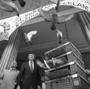 50156 Demonstratie op 10 mei 1984 voor het stadhuis op het Stadhuisplein tegen de wapenwedloop en plaatsing van ...