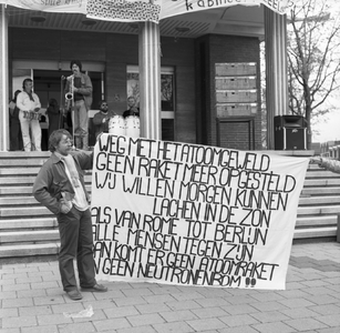 50160 Demonstratie op 10 mei 1984 voor het stadhuis op het Stadhuisplein tegen de wapenwedloop en plaatsing van ...