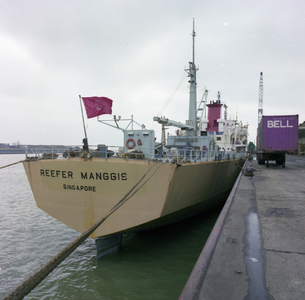 50173 De Buitenhaven met het vrachtschip 'Reefer Manggis' (Singapore) aan de kade bij de NV Haven van Vlissingen.