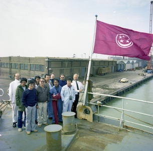 50175 De Buitenhaven, vlagwisseling op het vrachtschip 'Reefer Manggis' (Singapore) aan de kade bij de NV Haven van ...