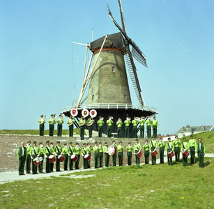 50184 De Deltaband op de Oranjedijk voor de Oranjemolen. De Deltaband is in 1967 ontstaan uit de drumband van de ...