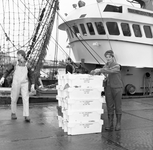 50282 Het lossen van vis bij de vismijn aan de Eerste Binnenhaven