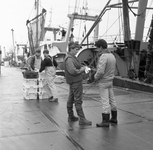 50283 Het lossen van vis bij de vismijn aan de Eerste Binnenhaven