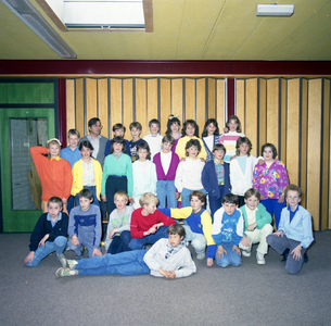 50297 Groep van de Oranjeschool aan de Bloemenlaan met onderwijzer Jan Koets