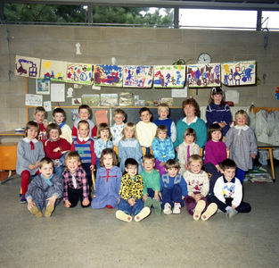 50298 Groep van de Oranjeschool aan de Bloemenlaan met onderwijzeres Elly Zonnenberg