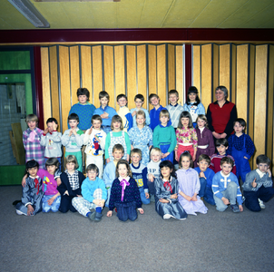50299 Groep van de Oranjeschool aan de Bloemenlaan met onderwijzeres van Belzen, van L naar R, 2e rij : 5e Keilly ...