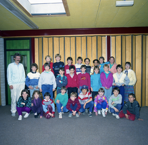 50300 Groep van de Oranjeschool aan de Bloemenlaan met onderwijzer L. de Lange