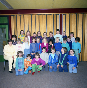 50301 Groep van de Oranjeschool aan de Bloemenlaan met onderwijzeres Corrina van Zweeden(?)