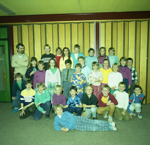 50303 Groep van de Oranjeschool aan de Bloemenlaan met onderwijzer Co Blaas, van L naar R, bovenste rij 5e Michiel van ...