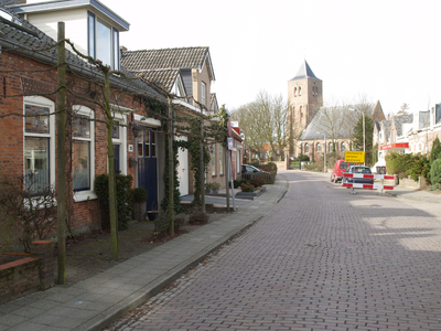 50359 Oost-Souburg, de Ritthemsestraat met op de achtergrond de Nederlands Hervormde kerk aan het Oranjeplein