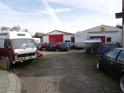 50377 Oost-Souburg, Ritthemsestraat 94, autobedrijf Marco Wouters, de garages aan de achterzijde, gezien vanaf de hoek ...
