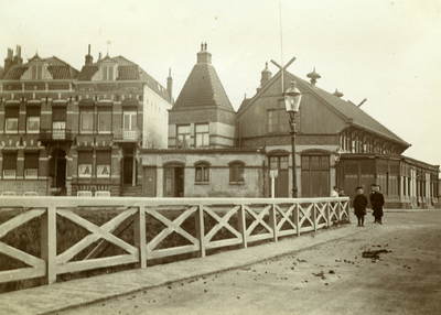 50438 Coosje Buskenstraat (oprit), twee herenhuizen en rechts sociëteit Unitas, hoek Boulevard de Ruyter (gebouwd 1897-1898)