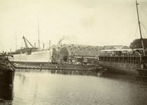 50443 Koninklijke Maatschappij de Schelde (KMS) in Vlissingen. De Dokhaven, Tonnenbrug, twee schepen aan de afbouwkade ...