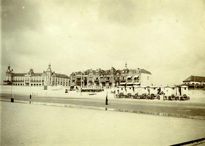 50444 Boulevard Evertsen met links het Grand Hotel des Bains (later Britannia). Op de voorgrond het badstrand met badkoetsen