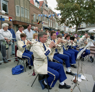 50562 Optreden van de brassband 'Caecilia' op de Kleine Markt, t.g.v. het 100-jarig bestaan van de Koninklijke Harmonie ...