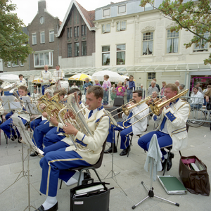 50563 Optreden van de brassband 'Caecilia' op de Kleine Markt, t.g.v. het 100-jarig bestaan van de Koninklijke Harmonie ...