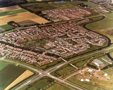 50612 Luchtfoto van Vlissingen. De wijken Bossenburgh (voorgrond) en Papegaaienburg (achtergrond)