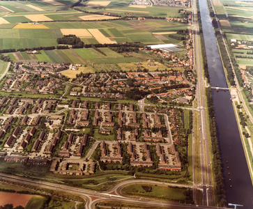 50614 Luchtfoto van Vlissingen. De wijk Westerzicht en West-Souburg met rechts het Kanaal door Walcheren