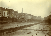 50622 De Achterhaven en achterzijde huizen van de (Korte) Noordstraat. Na de demping van de haven in 1909 wordt hier de ...