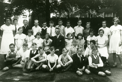 50624 Klassefoto van de Bouwen Ewoutschool. In het midden zit hoofdonderwijzer E. Hoek