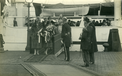 50790 Bezoek van Prinses Astrid van Zweden aan Vlissingen. Met de Zweedse kruiser Fylgia arriveerde de prinses samen ...
