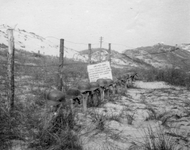 51031 Tweede Wereldoorlog. In het duingebied begraven Duitse soldaten Duitse soldaten van kustbatterij Dishoek, ...
