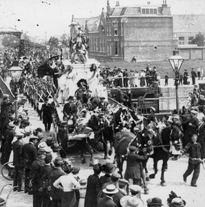 51037 Onafhankelijkheidsfeesten op 8 en 9 aug. 1913 te Vlissingen. De praalwagens passeren de Marinebrug komend vanuit ...