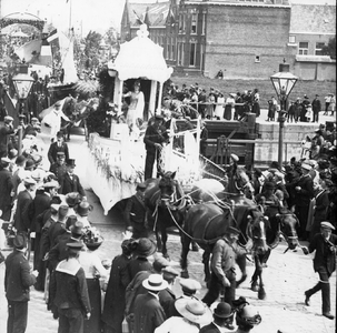 51038 Onafhankelijkheidsfeesten op 8 en 9 aug. 1913 te Vlissingen. De praalwagens passeren de Marinebrug komend vanuit ...