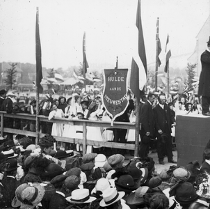 51039 Onafhankelijkheidsfeesten op 8 en 9 aug. 1913 te Vlissingen. Feestelijkheden op de Nieuwe Markt, 'Hulde aan de ...