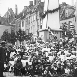 51055 Onafhankelijkheidsfeesten op 8 en 9 aug. 1913 te Vlissingen. Erezuil in de Nieuwstraat. Een obelisk, een ...