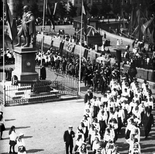 51056 Optocht op het Keizersbolwerk bij het standbeeld van M.A. de Ruyter (onafhankelijkheidsfeesten 1913?)