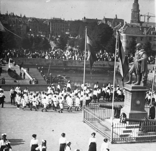 51057 Optocht op het Keizersbolwerk bij het standbeeld van M.A. de Ruyter (onafhankelijkheidsfeesten 1913?)