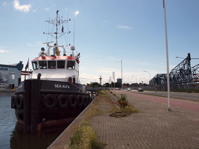 51280 Sleepboot 'Sea Alfa', aan de kade bij de Koningsweg