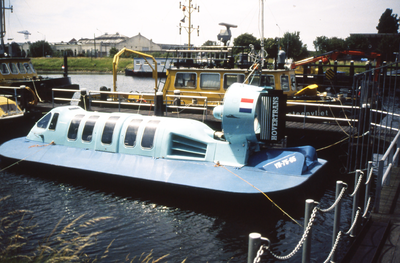 51333 Hovercraft 'Tutchone Princess' in het Kanaal door Walcheren bij de Keersluisbrug.