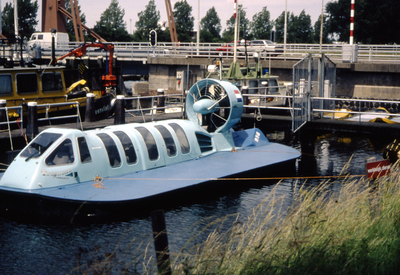 51334 Hovercraft 'Tutchone Princess' in het Kanaal door Walcheren bij de Keersluisbrug.
