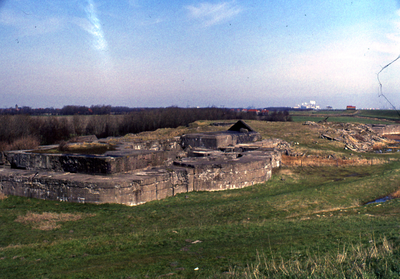 51341 De restanten van Fort de Ruyter aan de oostzijde van de Buitenhaven.