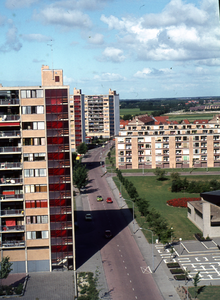 51381 De torenflats aan de Alexander Gogelweg. Rechts op de achtergrond de lagere flats aan de Schaepmanstraat, ...